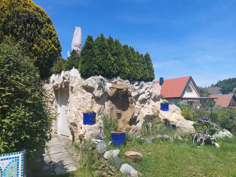 Teich mit Technikhaus